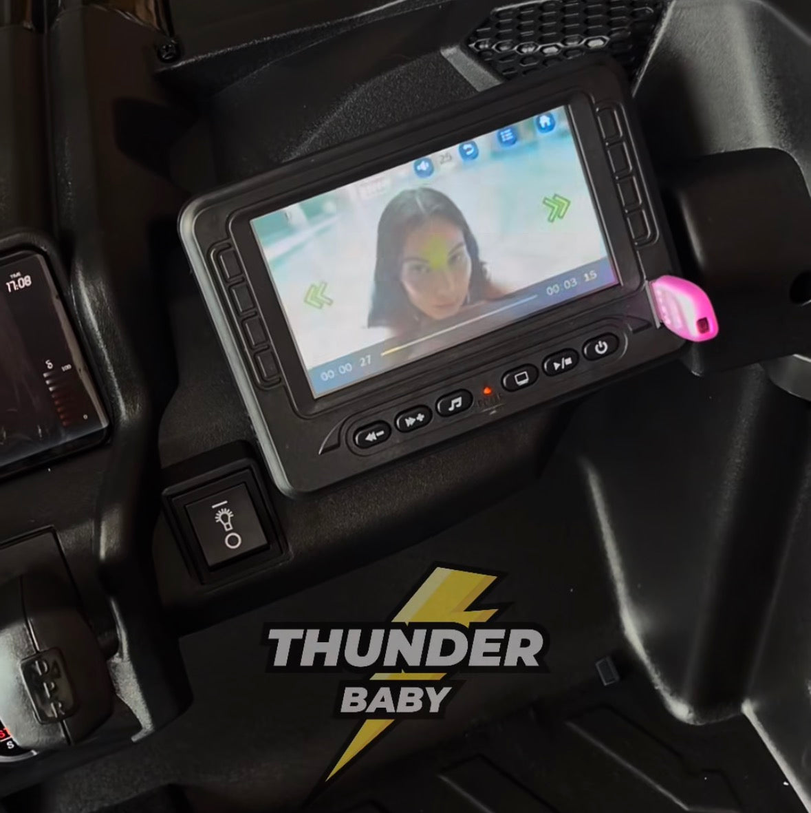Can - Am Maverick Licenciado con pantalla en versiones de 12 y 24 voltios