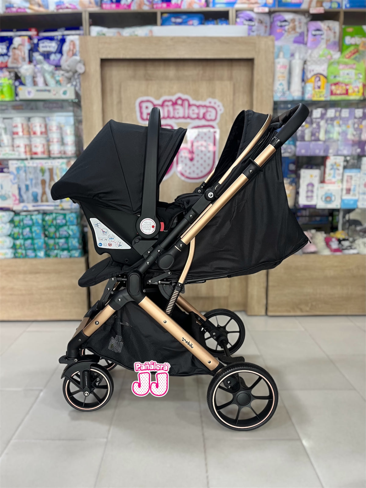 Coche con porta bebe tipo maleta Cova